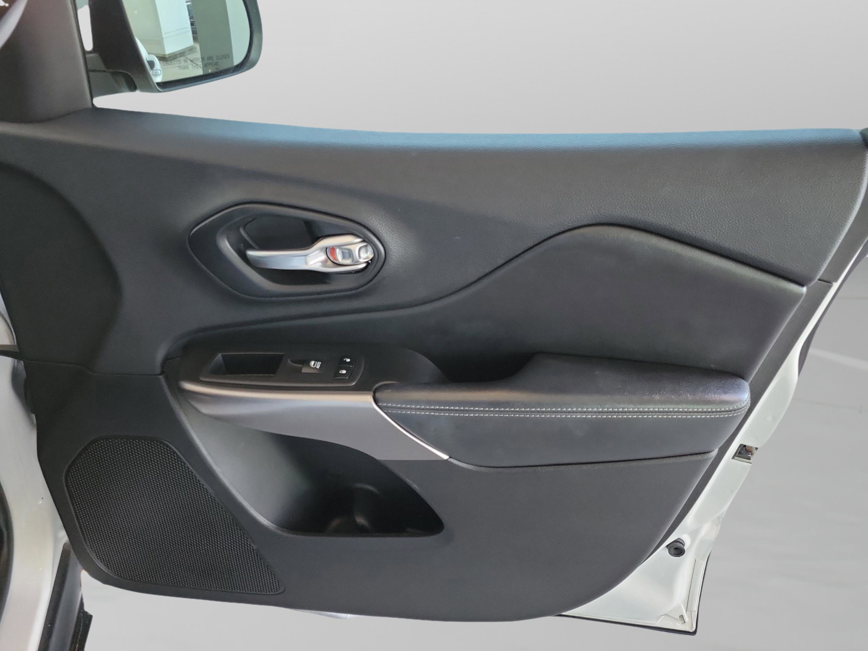 Used 2019 Jeep Cherokee Limited w/ Luxury Group image 13