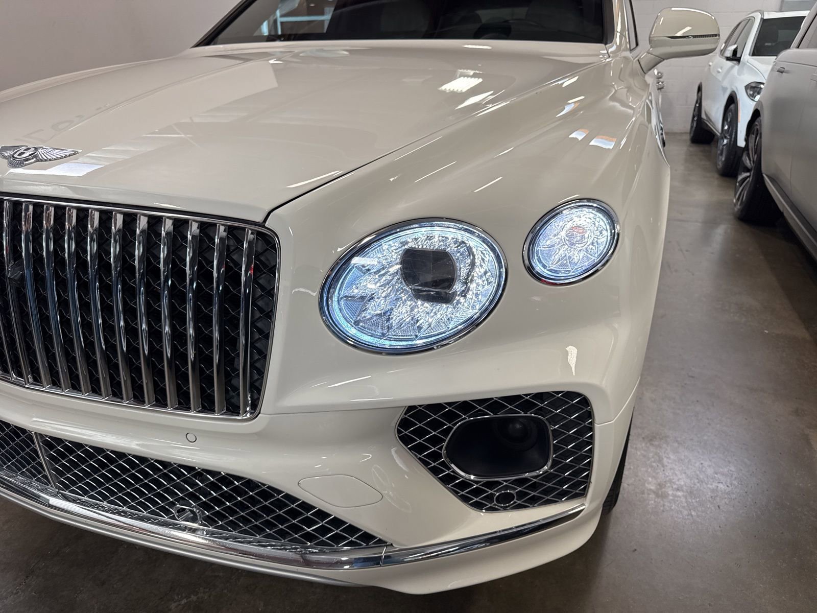 Used 2023 Bentley Bentayga Extended Wheelbase image 7