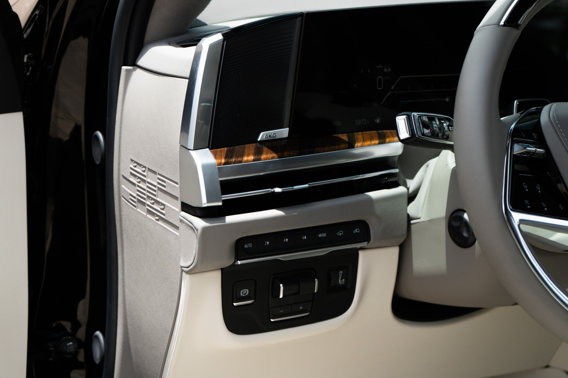 Used 2026 Cadillac Escalade Platinum Sport w/ LPO, Floor Liner Package AWD/4WD image 21
