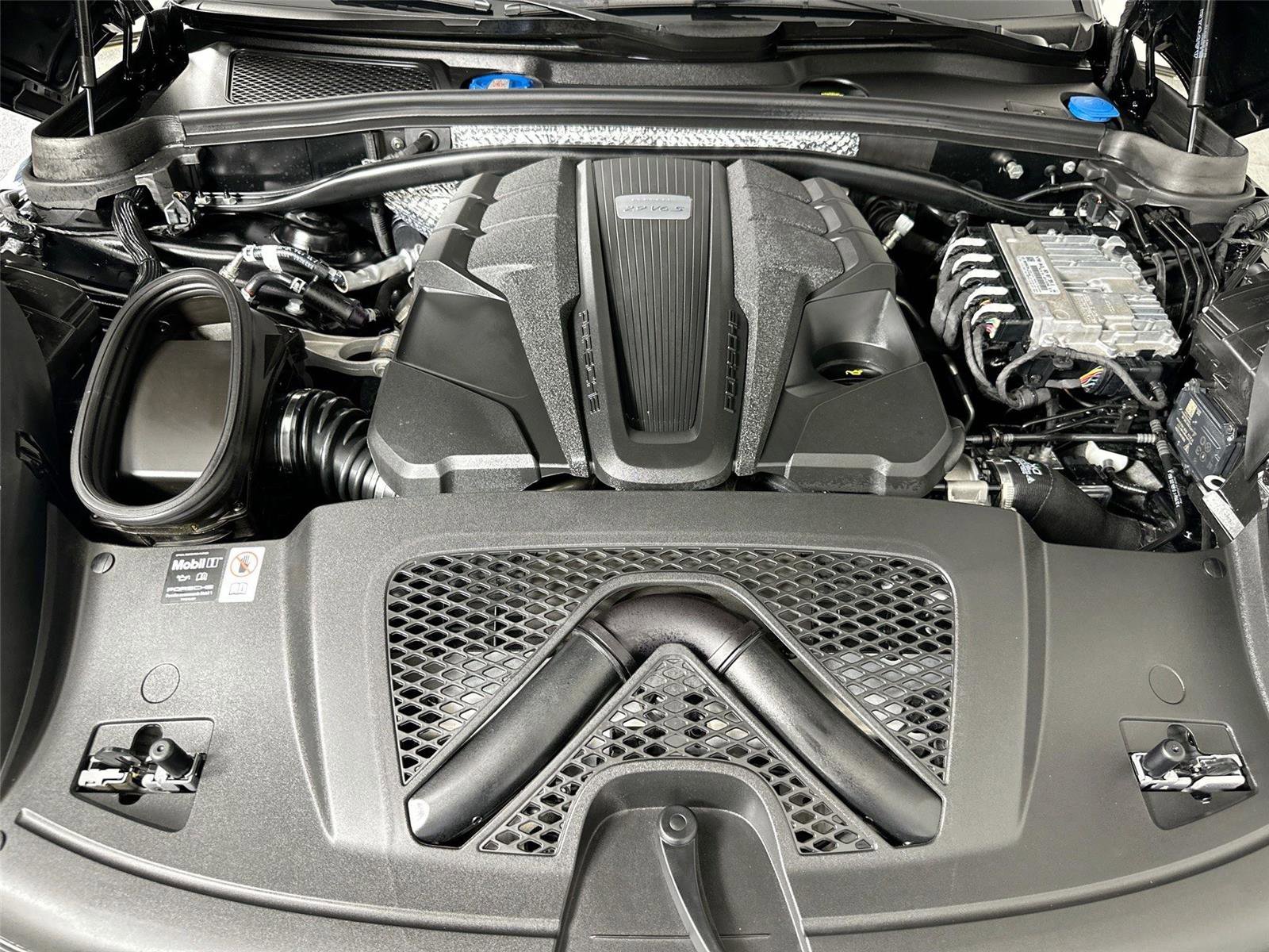 Certified 2025 Porsche Macan S AWD/4WD image 39
