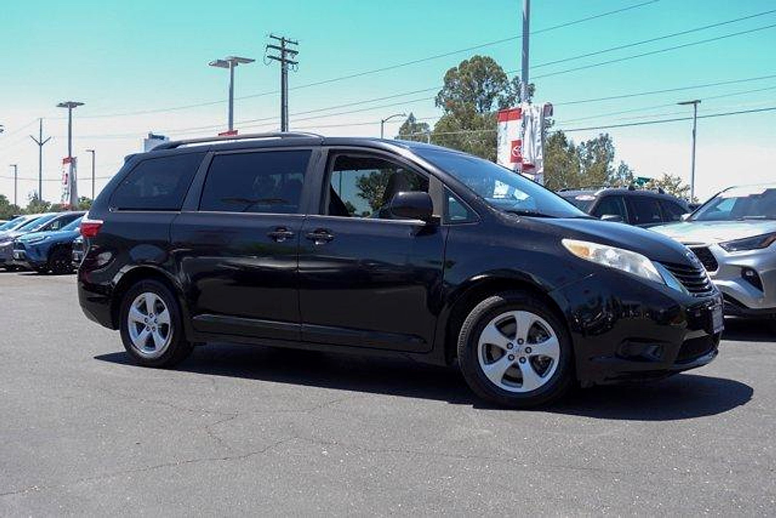 Used 2015 Toyota Sienna LE FWD image 4