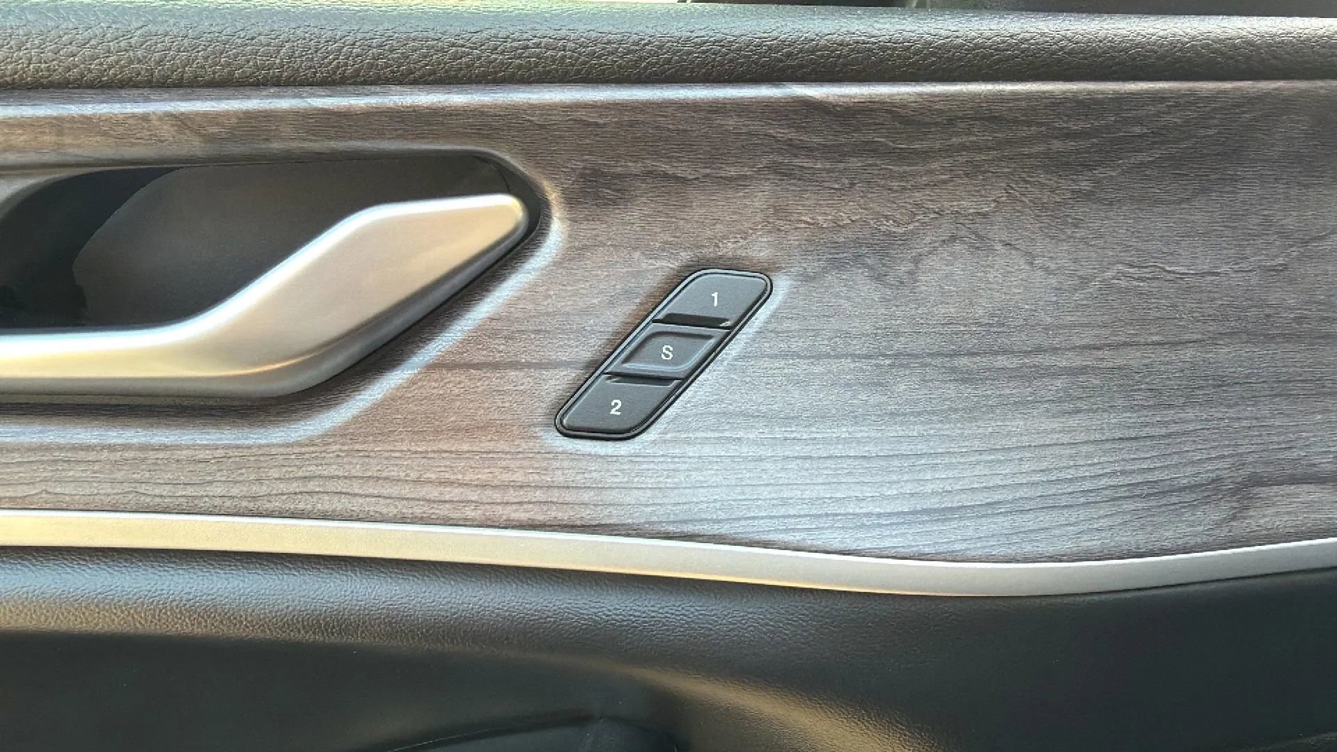 Used 2023 Jeep Grand Cherokee L Limited image 23