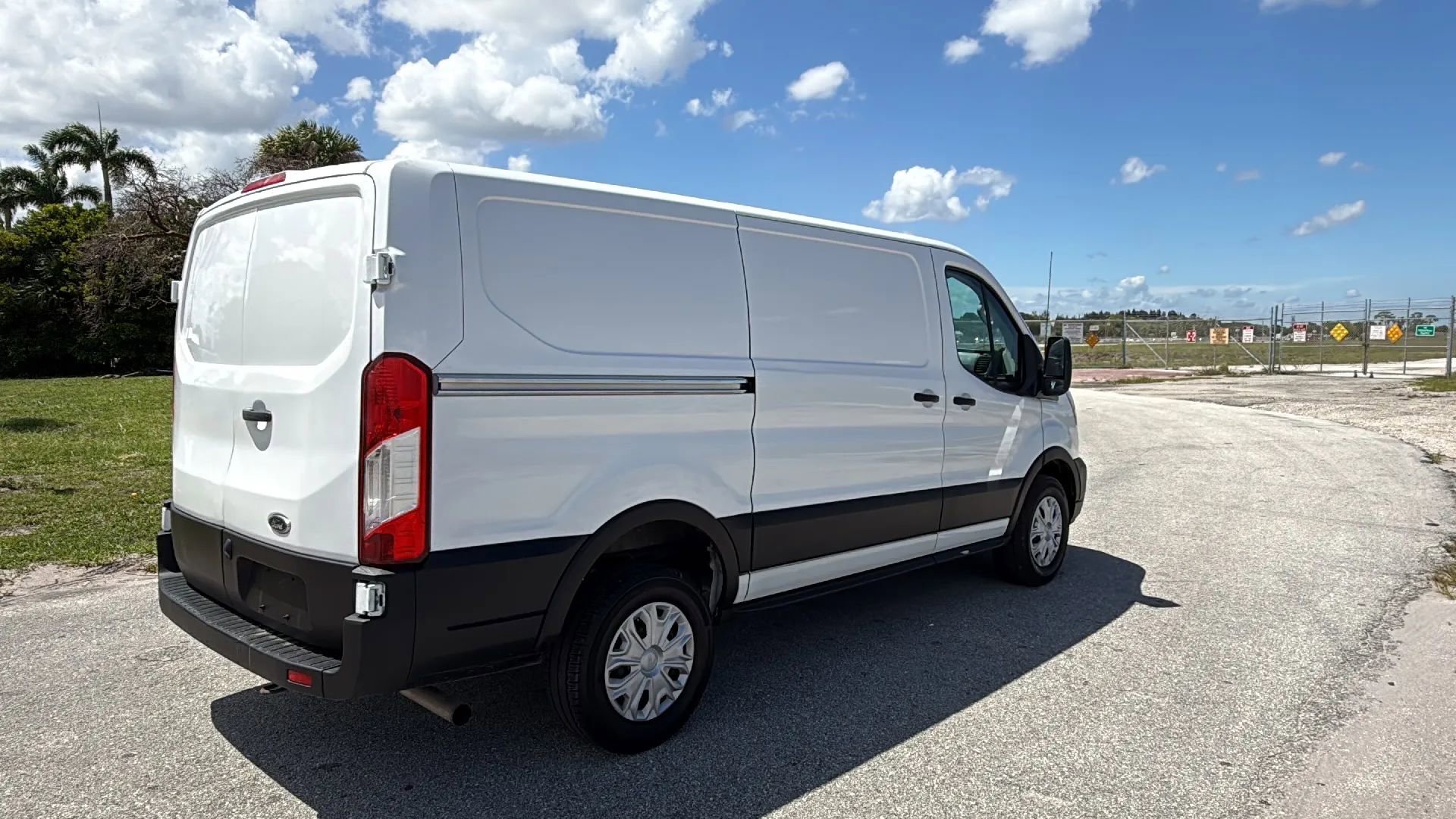 Used 2024 Ford Transit 250 Low Roof w/ Exterior Upgrade Package RWD image 6