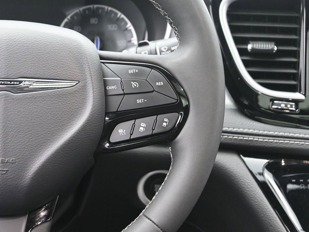 Used 2025 Chrysler Pacifica Limited image 27
