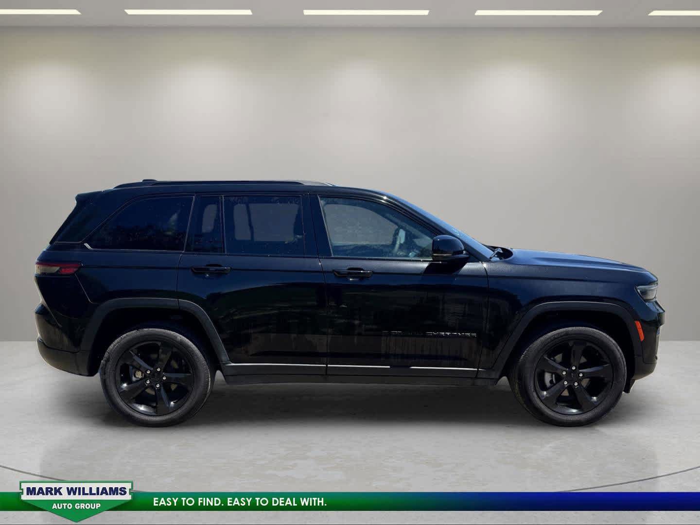 Used 2023 Jeep Grand Cherokee Altitude AWD/4WD image 2