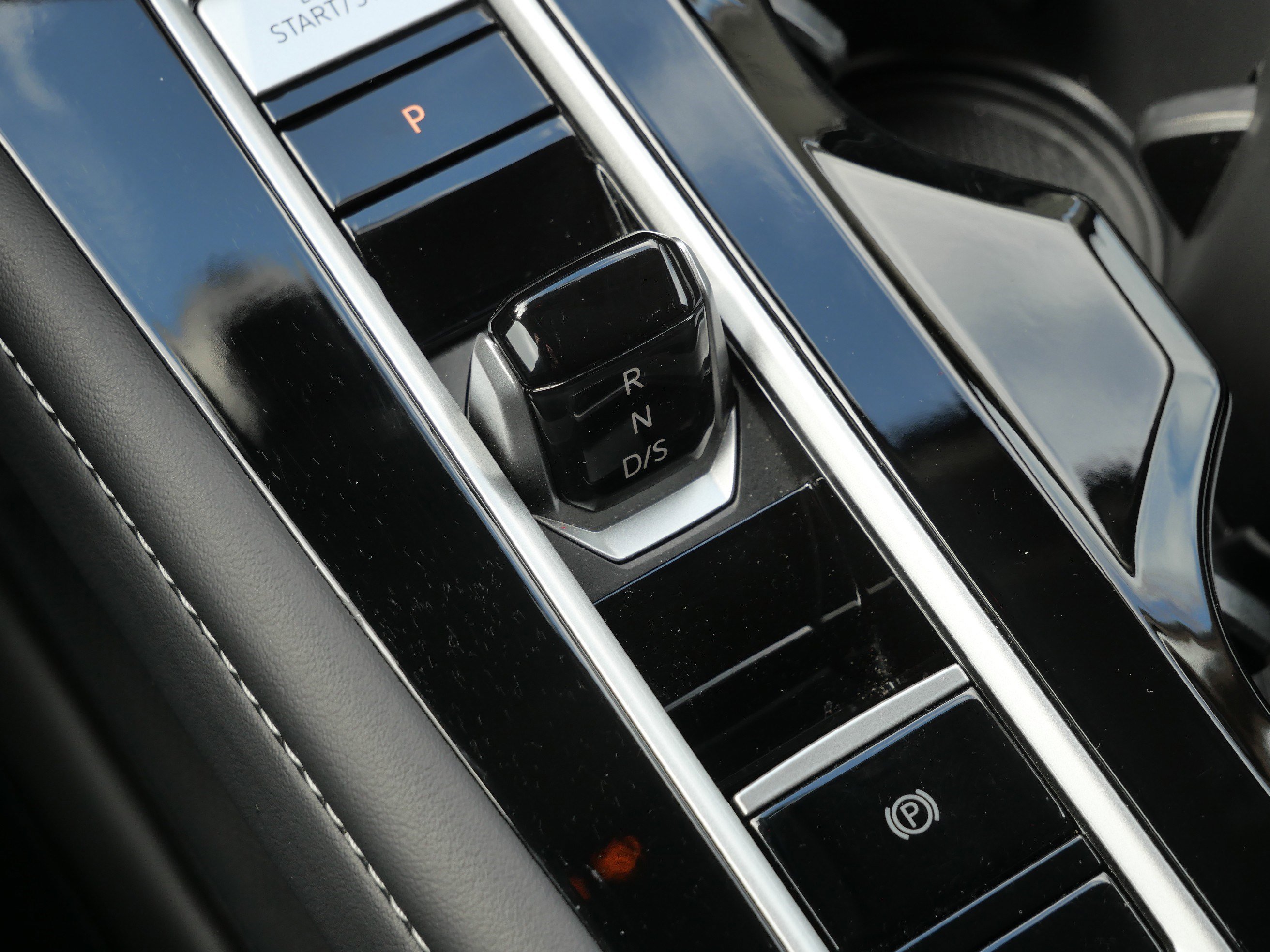 Certified 2025 Volkswagen Atlas SE image 25