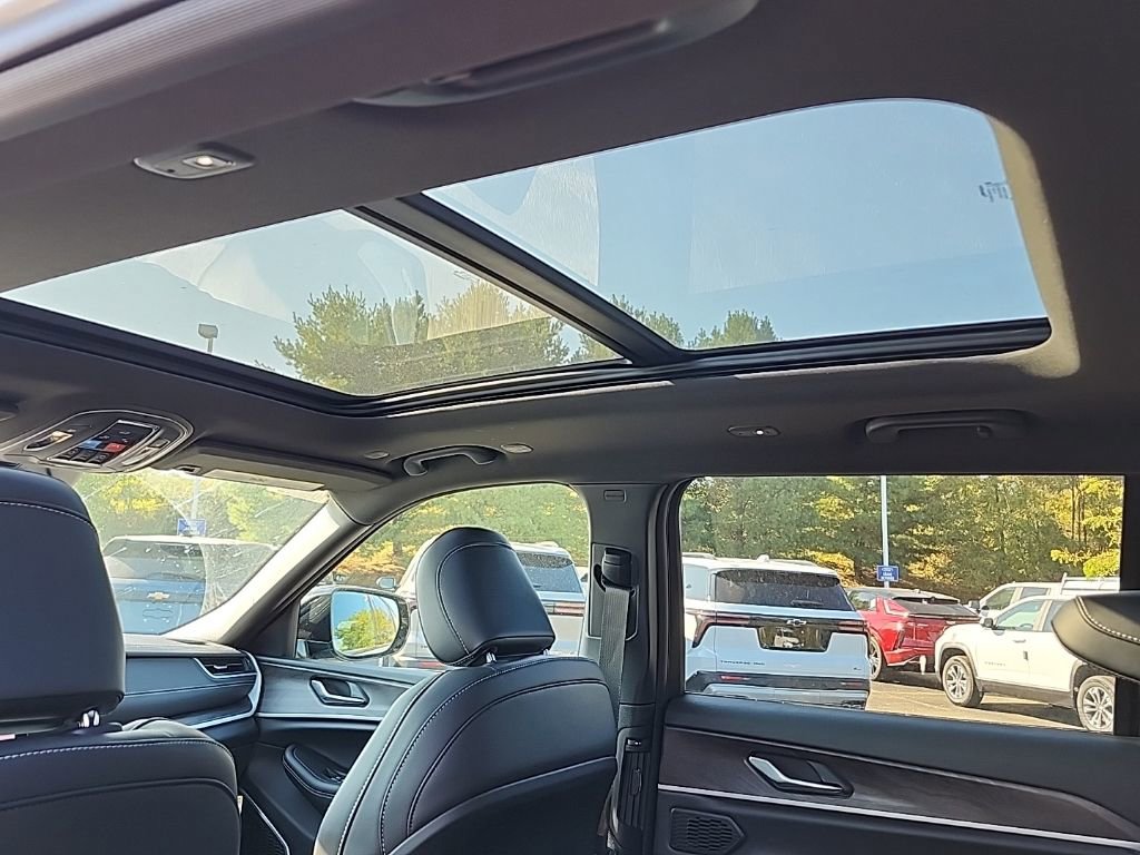 New 2025 Jeep Grand Cherokee L Limited w/ Black Appearance Package image 24