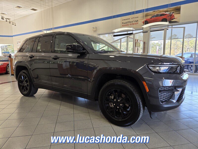 Used 2025 Jeep Grand Cherokee Altitude RWD image 3