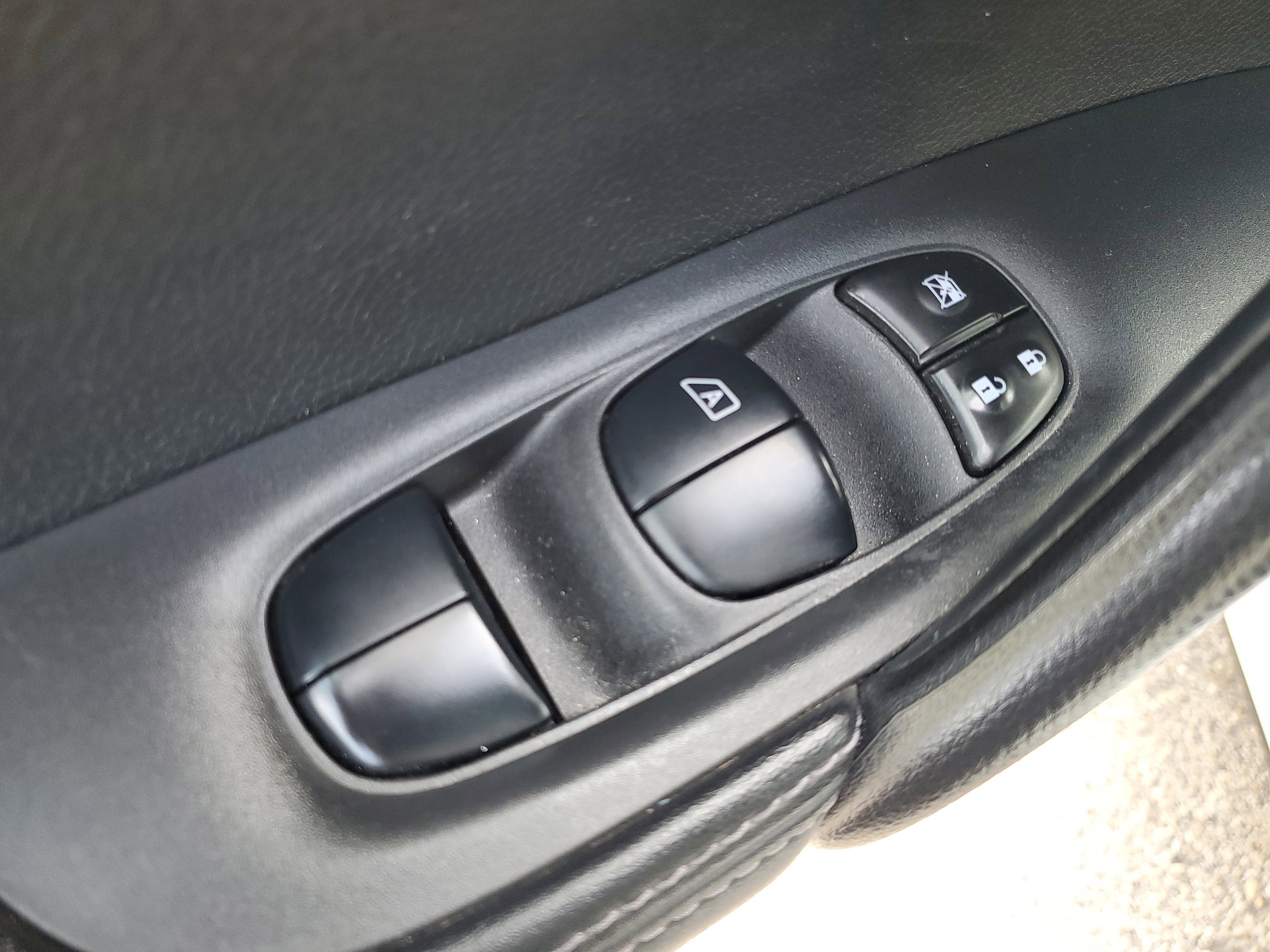 Used 2020 Nissan Rogue Sport S image 19