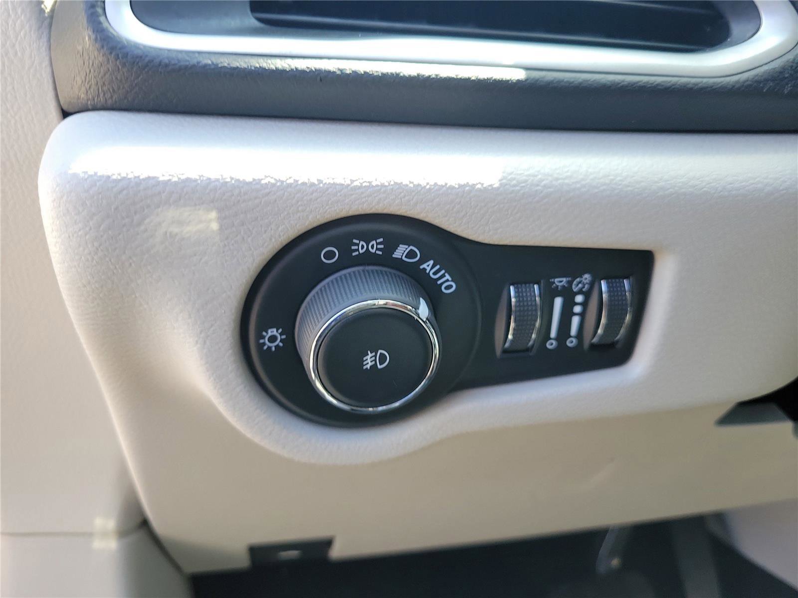 Used 2023 Chrysler Pacifica Touring-L FWD image 21