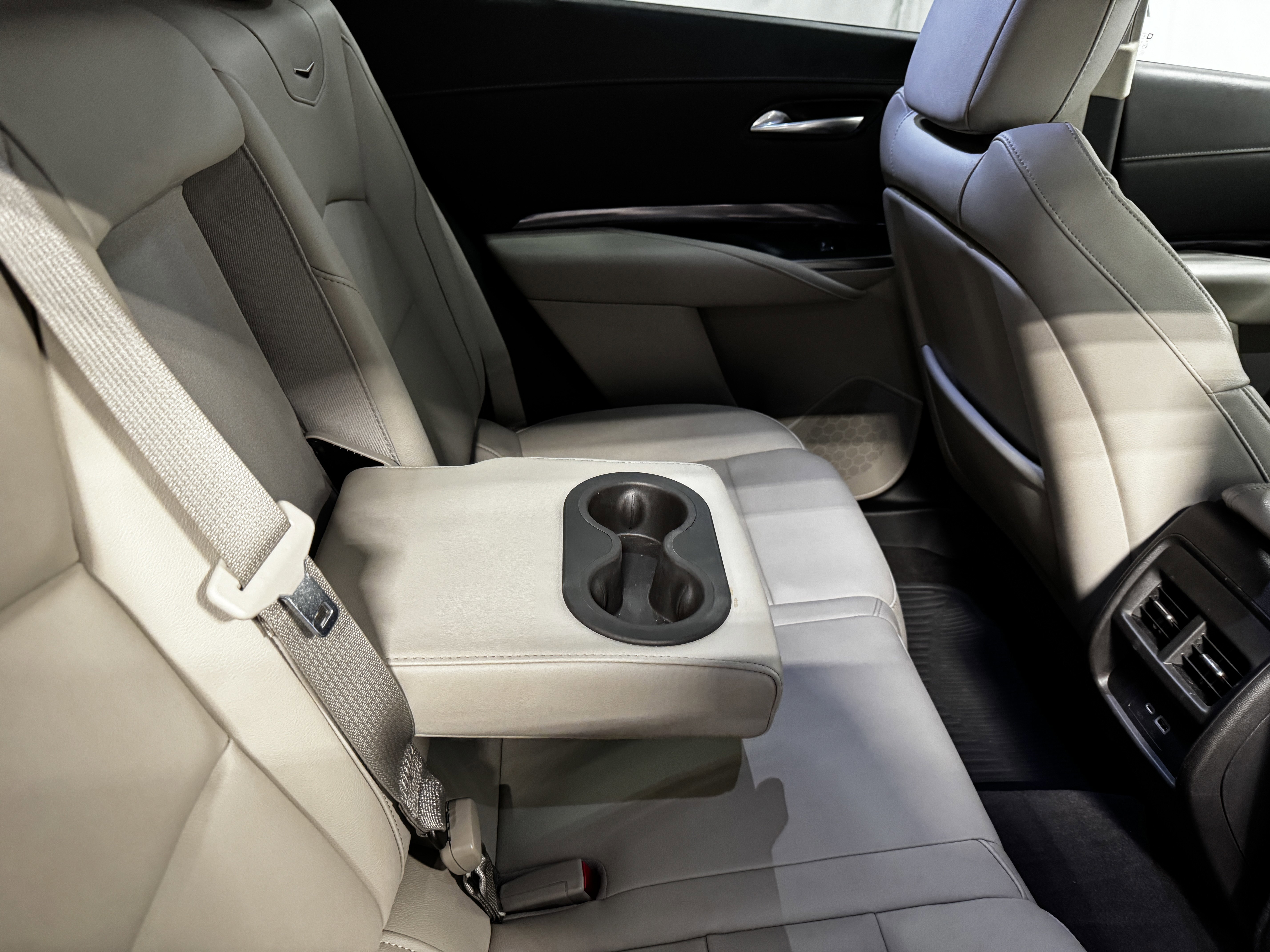 Used 2022 Cadillac XT4 Luxury w/ Driver Awareness Package FWD image 12