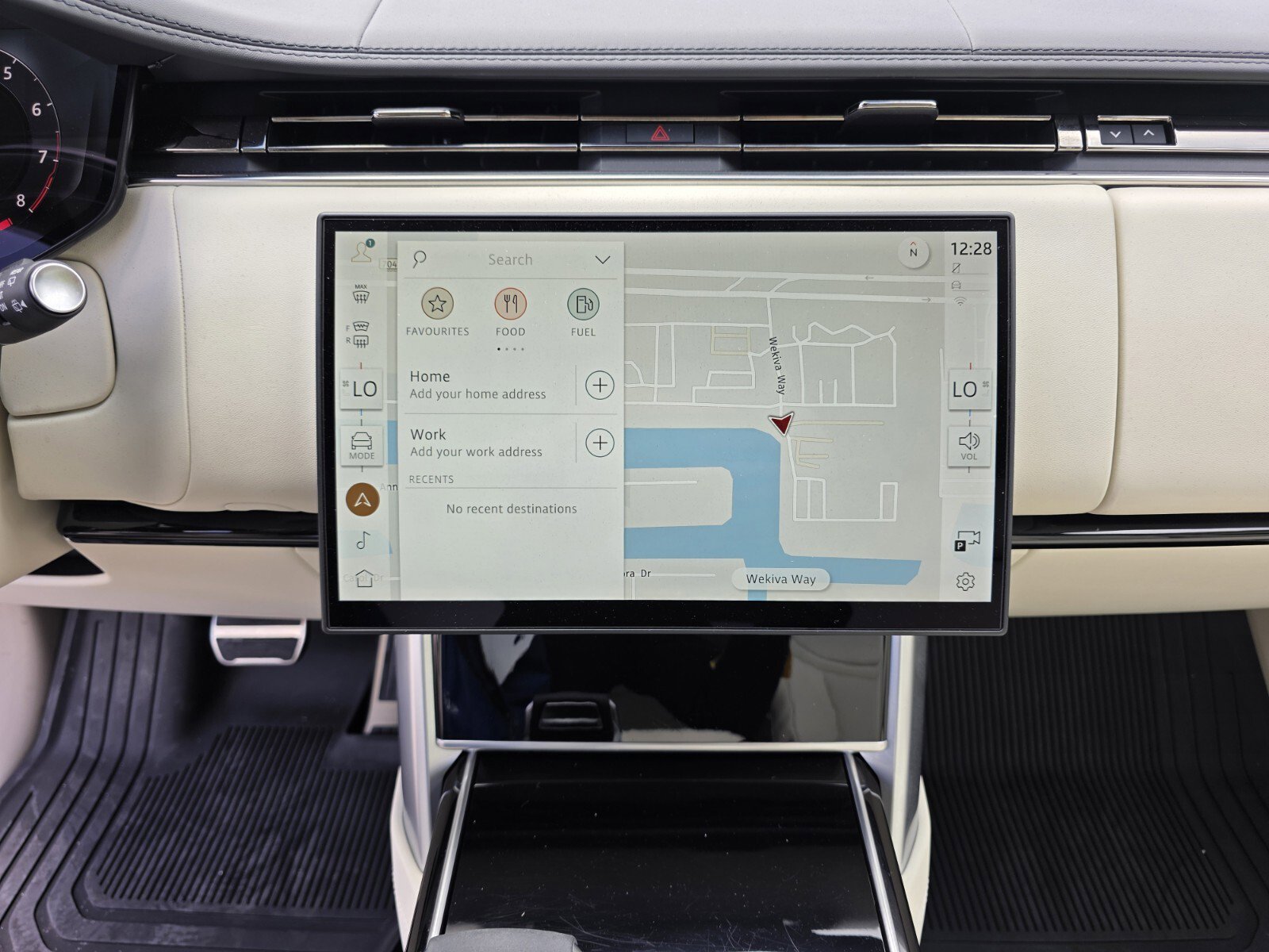 Certified 2025 Land Rover Range Rover SE image 19
