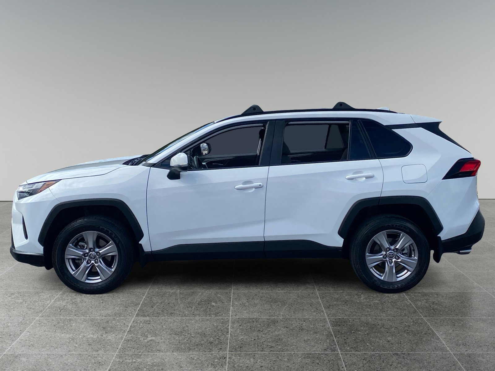 Used 2022 Toyota RAV4 XLE FWD image 2