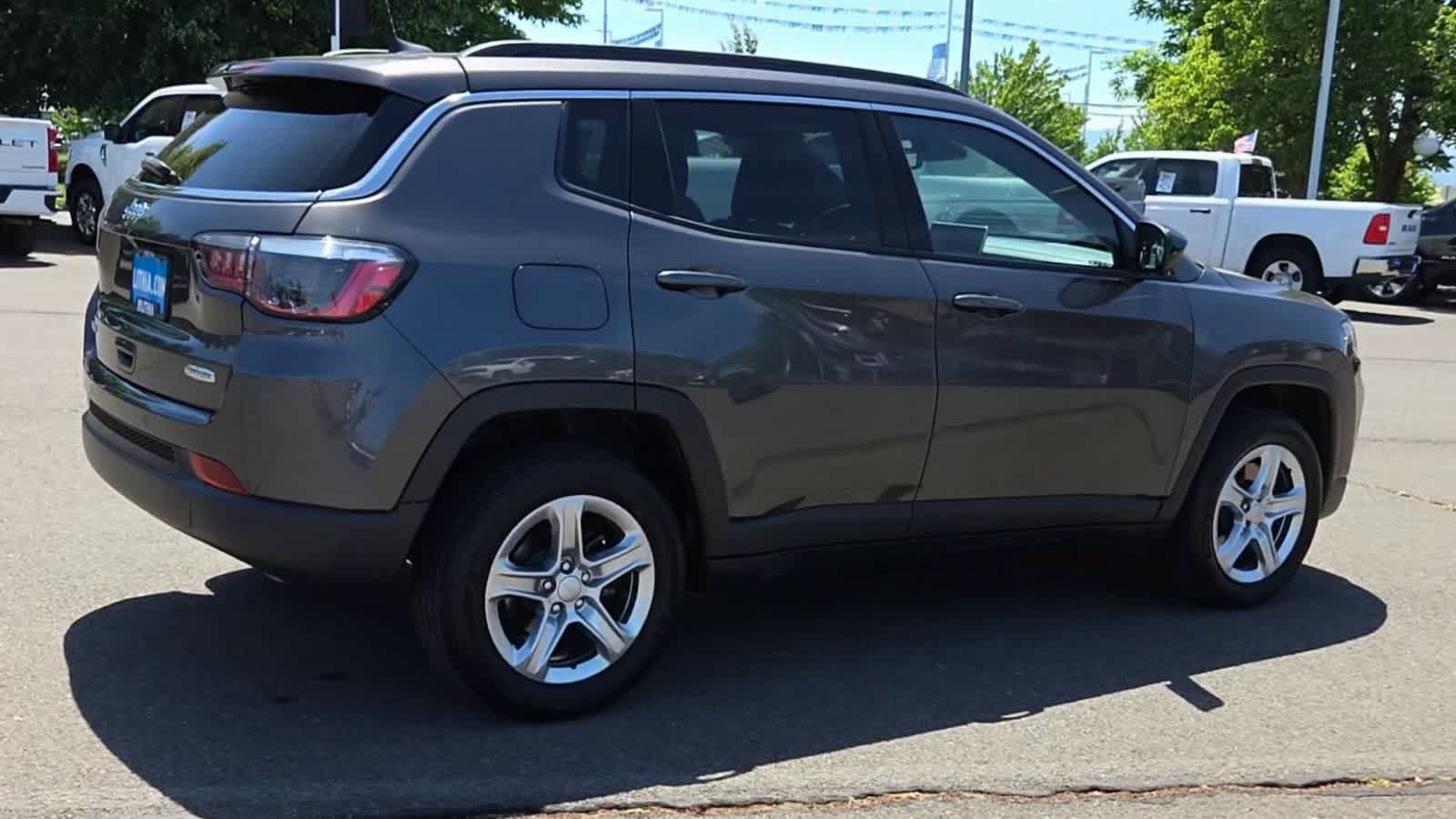 Used 2023 Jeep Compass Latitude w/ Convenience Group AWD/4WD image 8