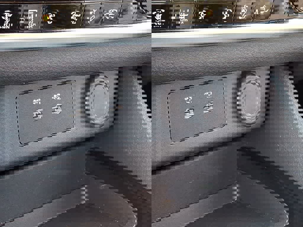 Used 2025 Nissan Rogue SV image 22