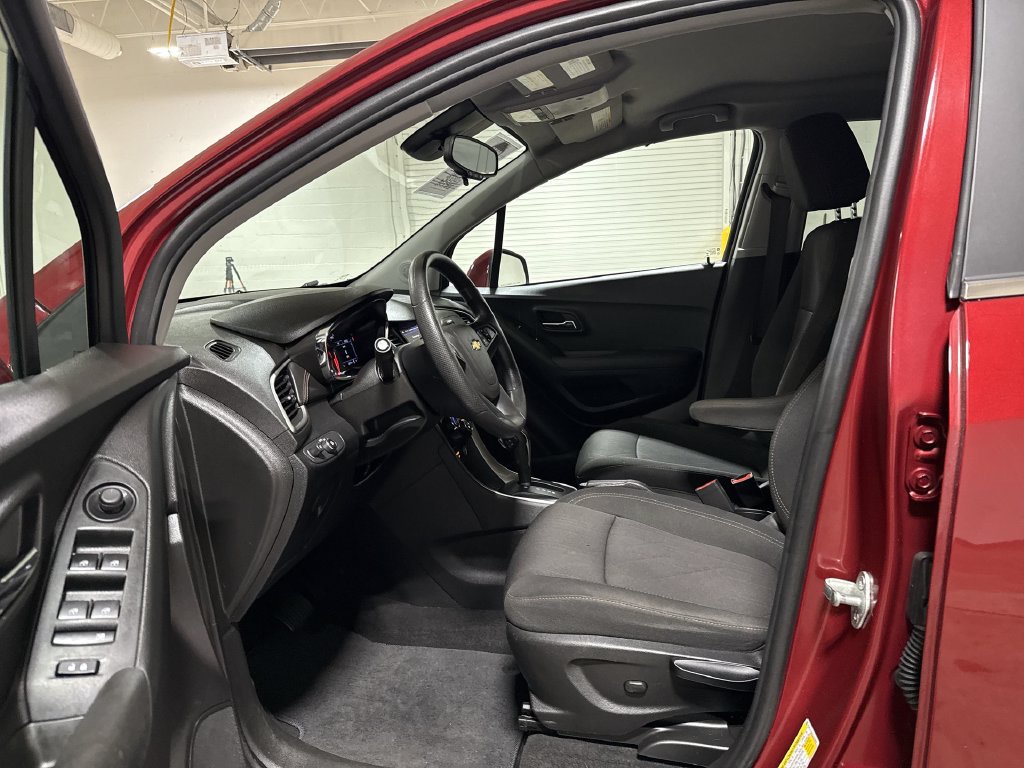 Used 2020 Chevrolet Trax LT FWD image 19