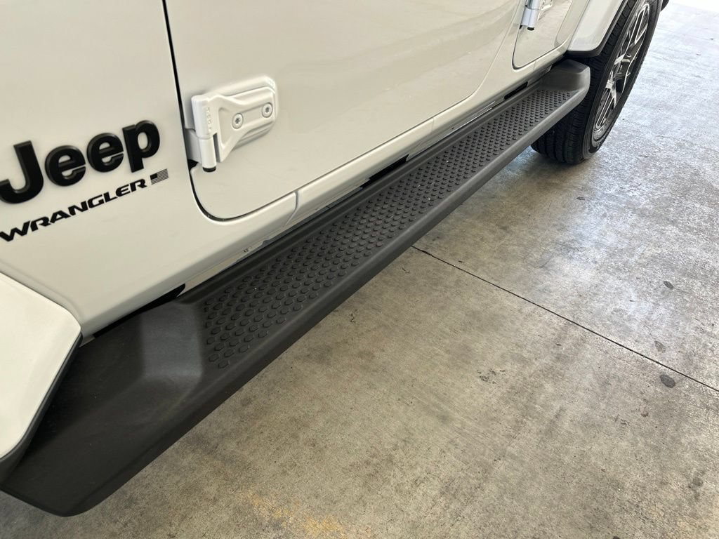 Used 2025 Jeep Wrangler Unlimited Sahara AWD/4WD image 16