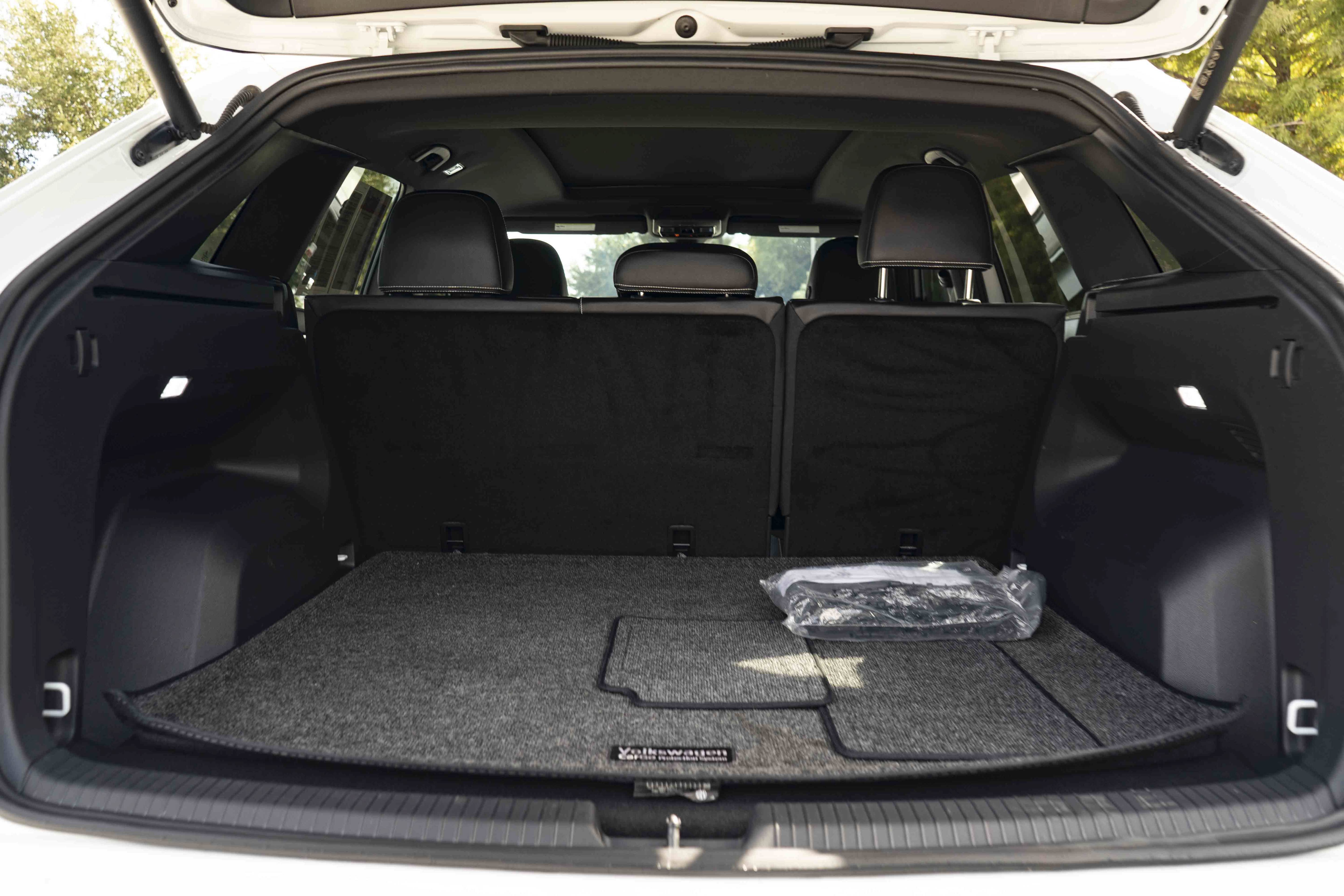 Certified 2024 Volkswagen Atlas Cross Sport SE w/ Panoramic Sunroof Package FWD image 40