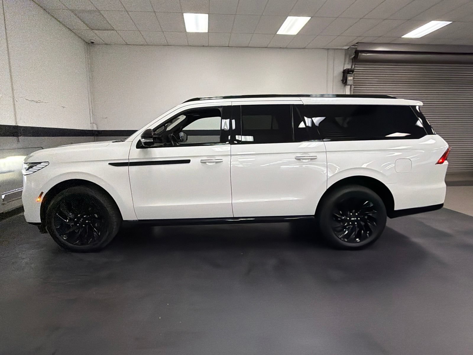 Used 2025 Lincoln Navigator L Reserve w/ Jet Appearance Package AWD/4WD image 7
