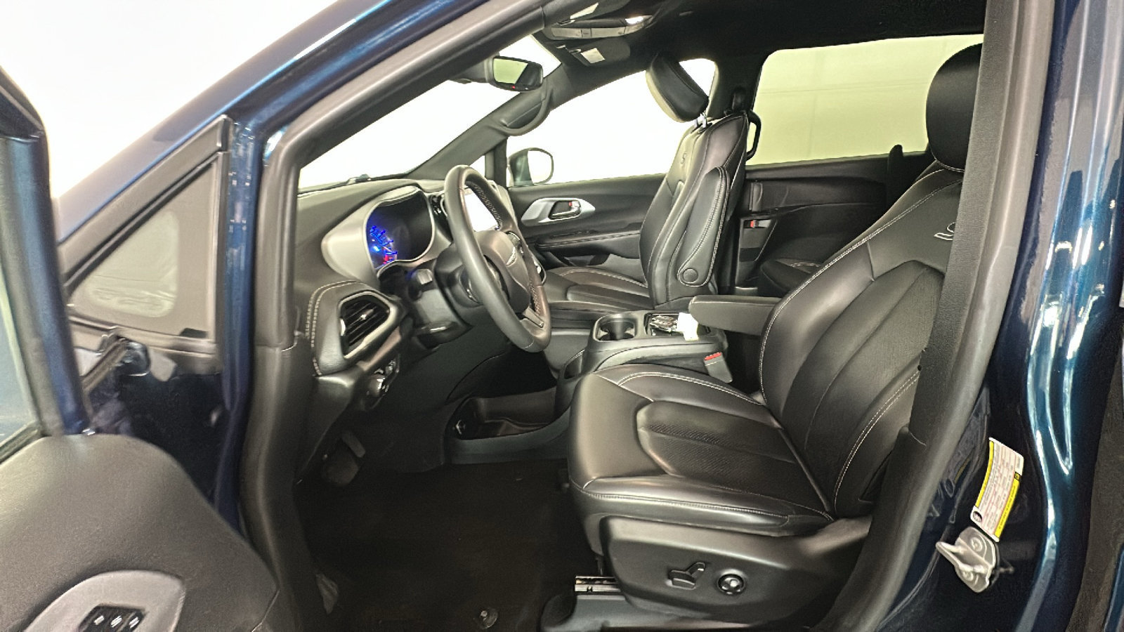 Used 2023 Chrysler Pacifica Touring-L w/ Uconnect Theater Family Group FWD image 14