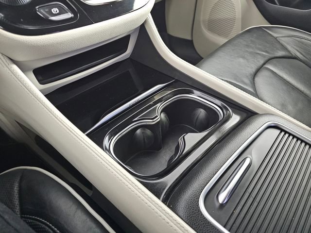 Used 2021 Chrysler Pacifica Limited image 32