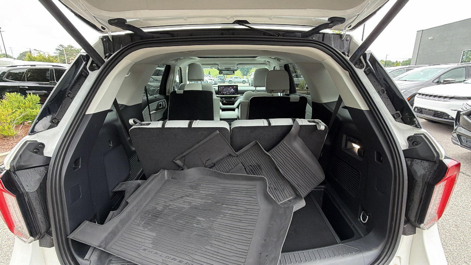Used 2025 Ford Explorer Platinum w/ Ultimate Package AWD/4WD image 13