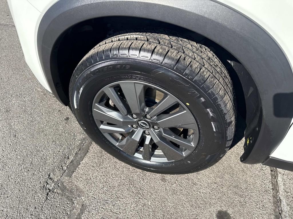 Used 2024 Nissan Pathfinder S image 11