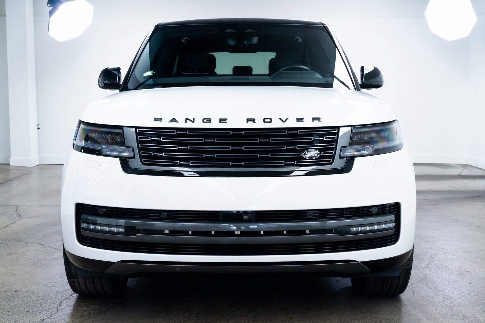 Used 2024 Land Rover Range Rover SE AWD/4WD image 2