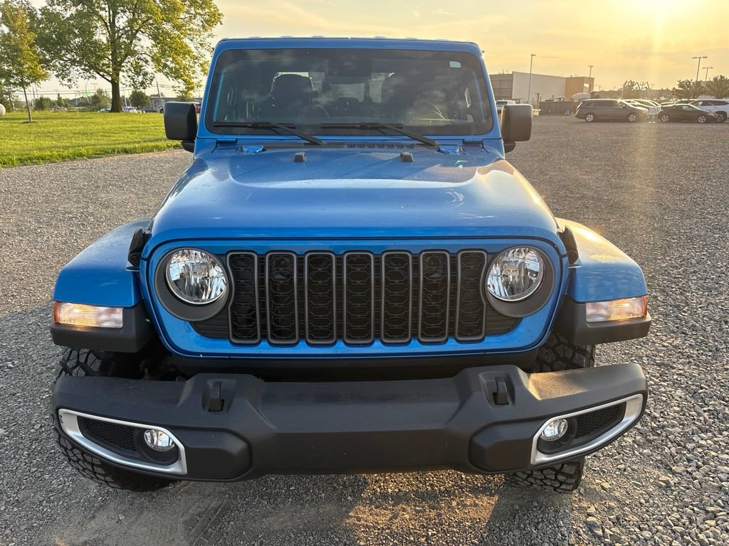 Used 2025 Jeep Gladiator Sport AWD/4WD image 2