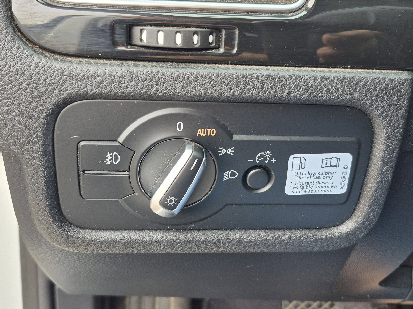 Used 2014 Volkswagen Touareg Sport image 35