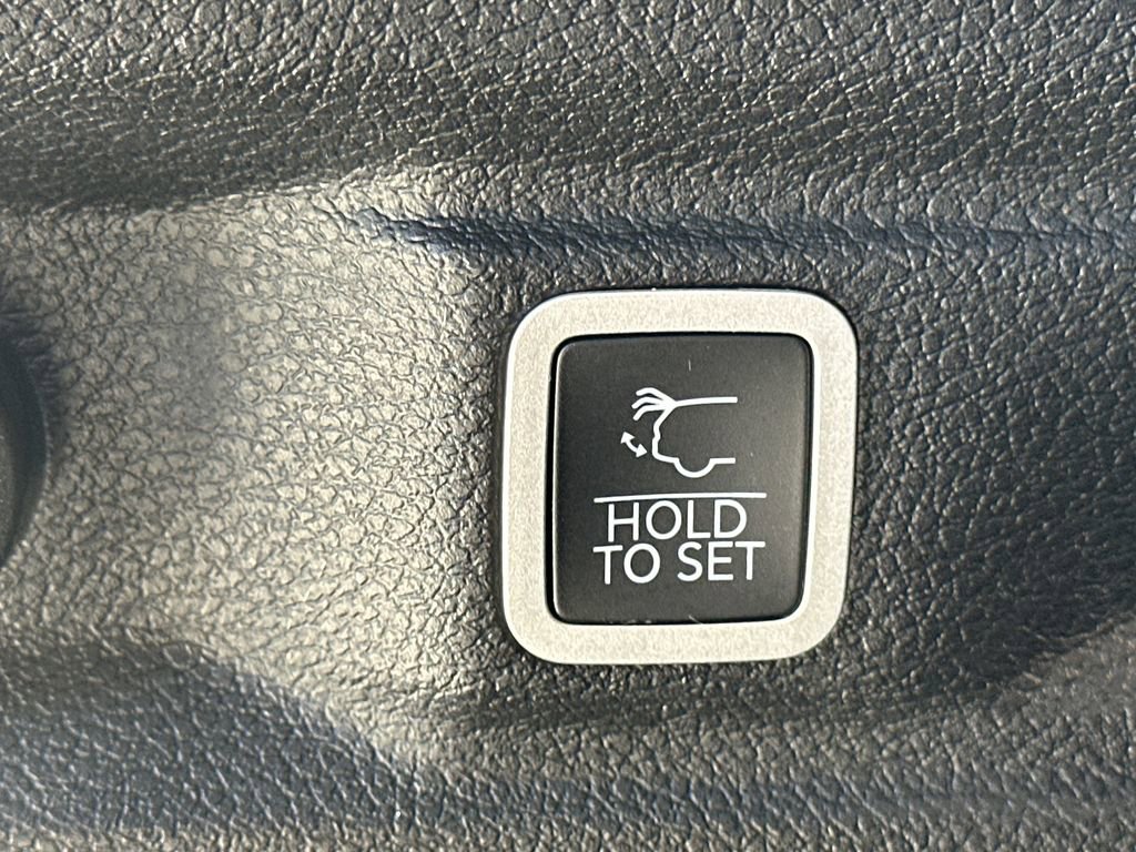 Used 2023 Jeep Grand Cherokee L Limited w/ Black Appearance Package image 20