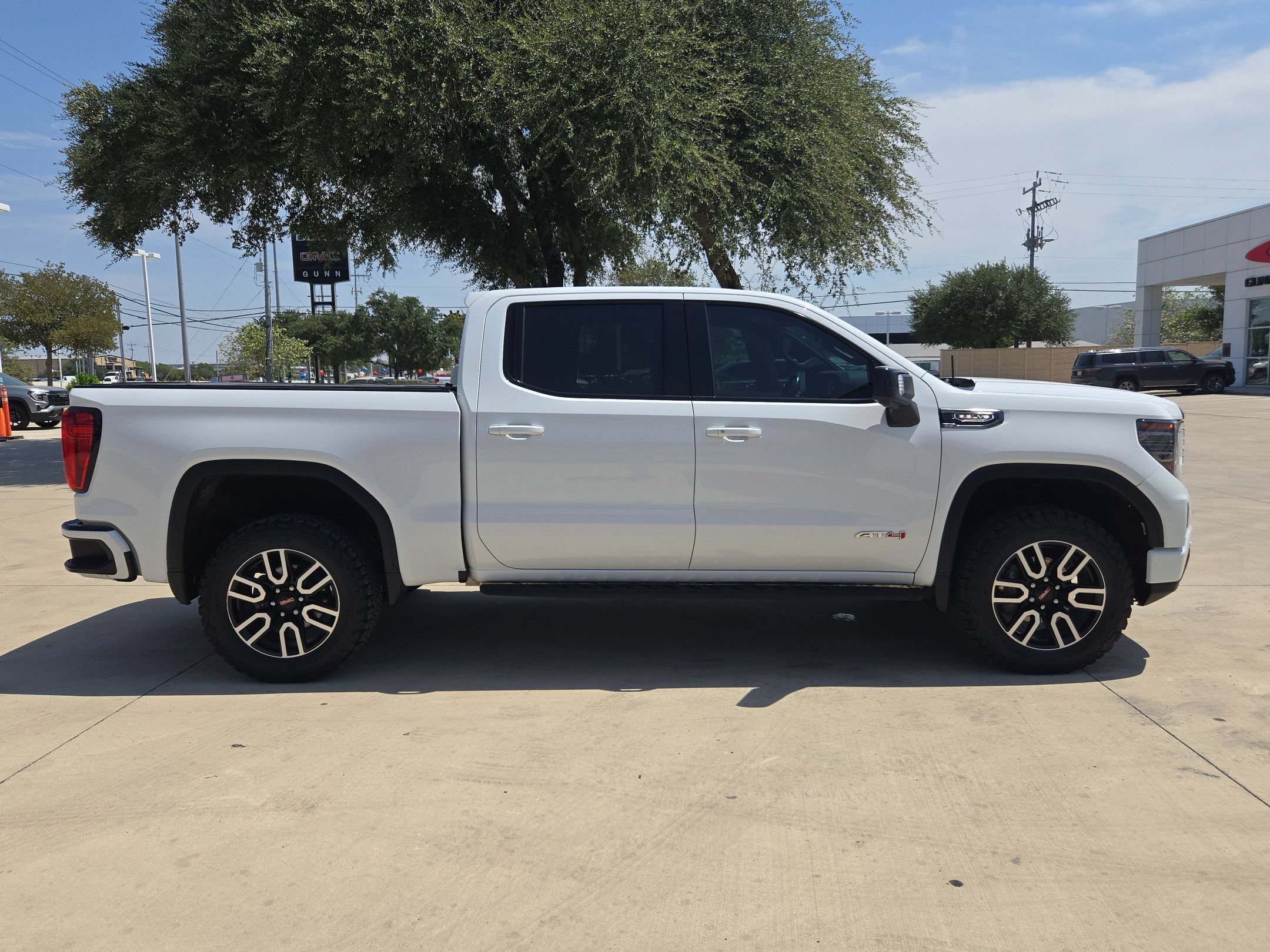 Certified 2022 GMC Sierra 1500 AT4 w/ AT4 Premium Package AWD/4WD image 2
