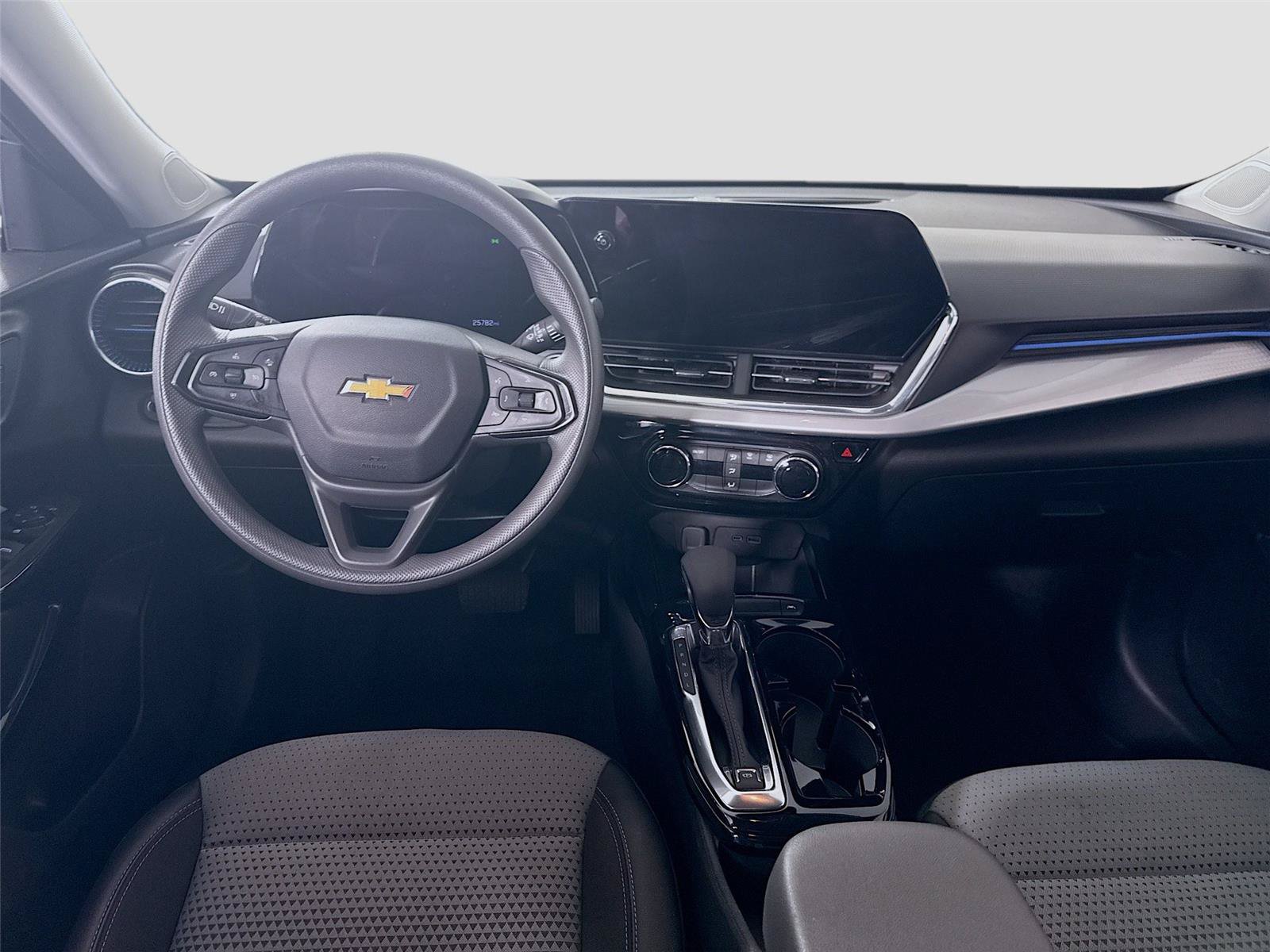 Used 2025 Chevrolet Trax LT FWD image 2