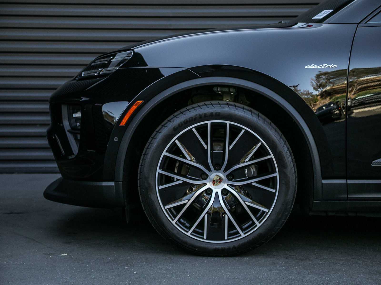 Certified 2025 Porsche Macan Electric RWD image 16