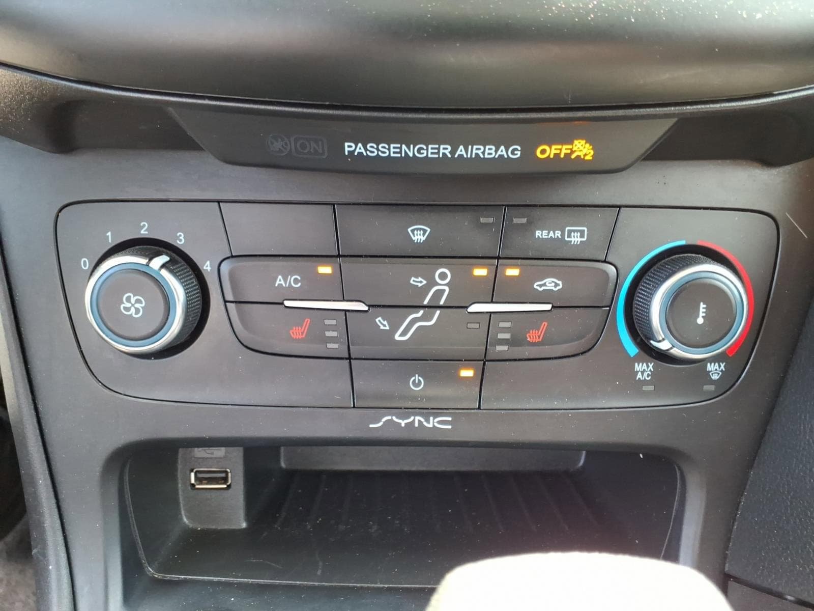 Used 2018 Ford Focus SE w/ Cold Weather Package FWD image 18