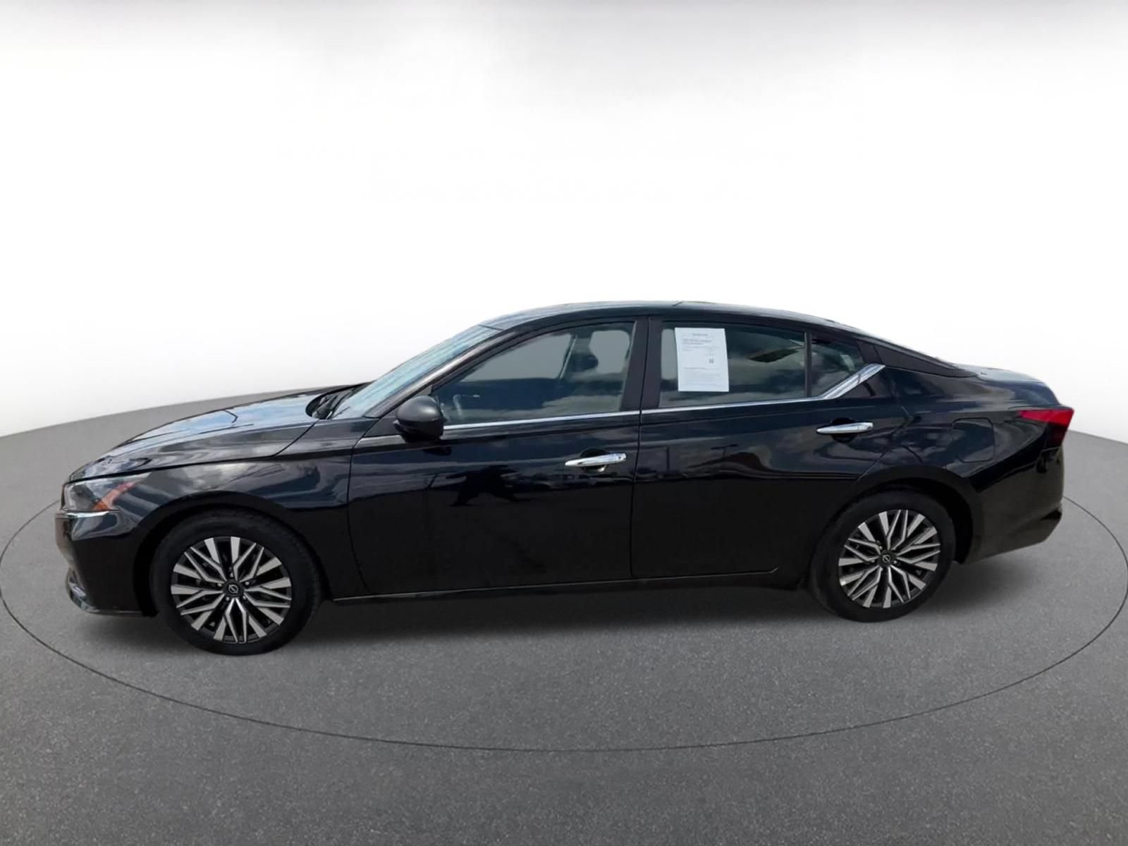 Used 2025 Nissan Altima 2.5 SV FWD image 9