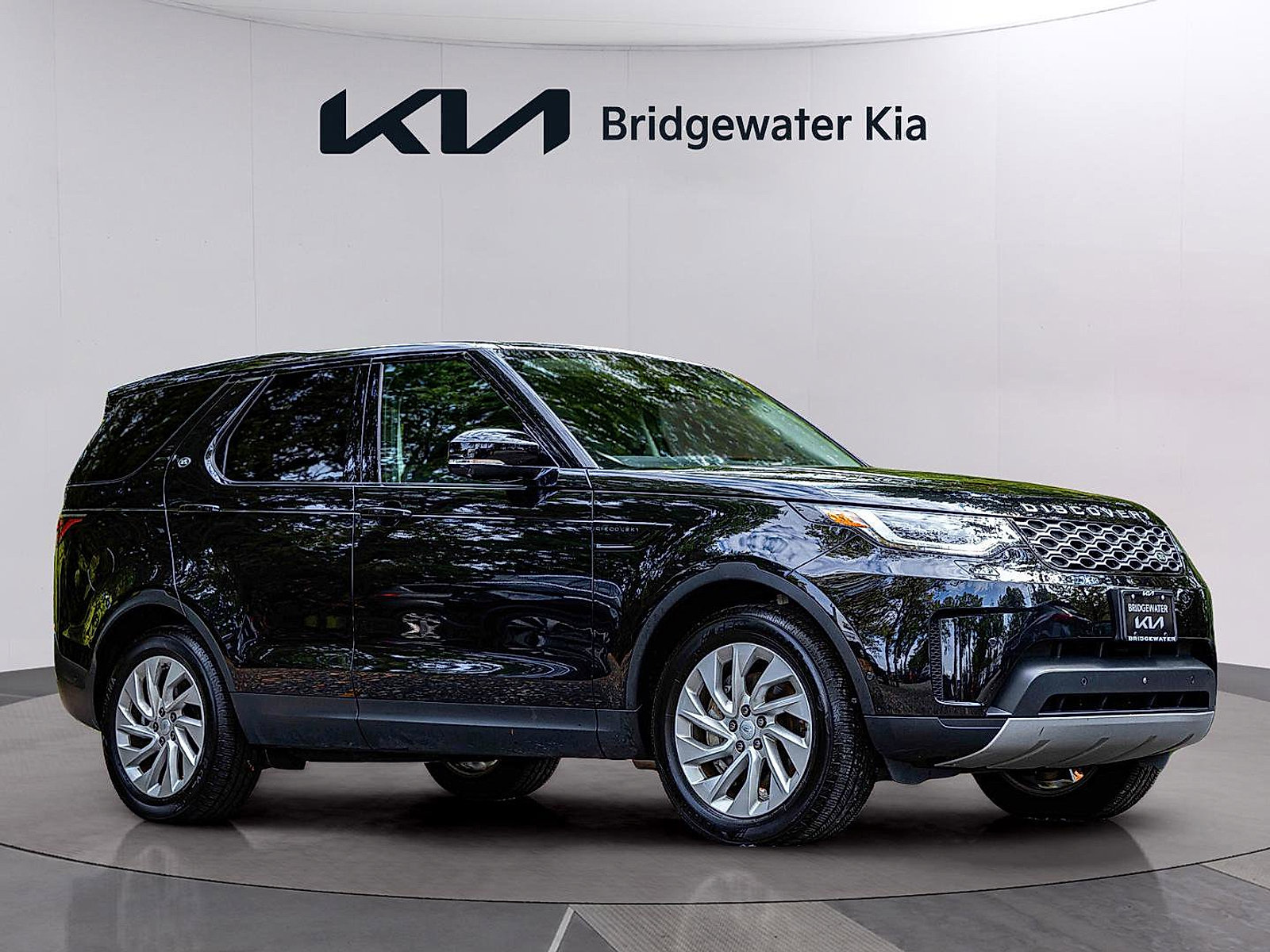 Used 2024 Land Rover Discovery S image 2