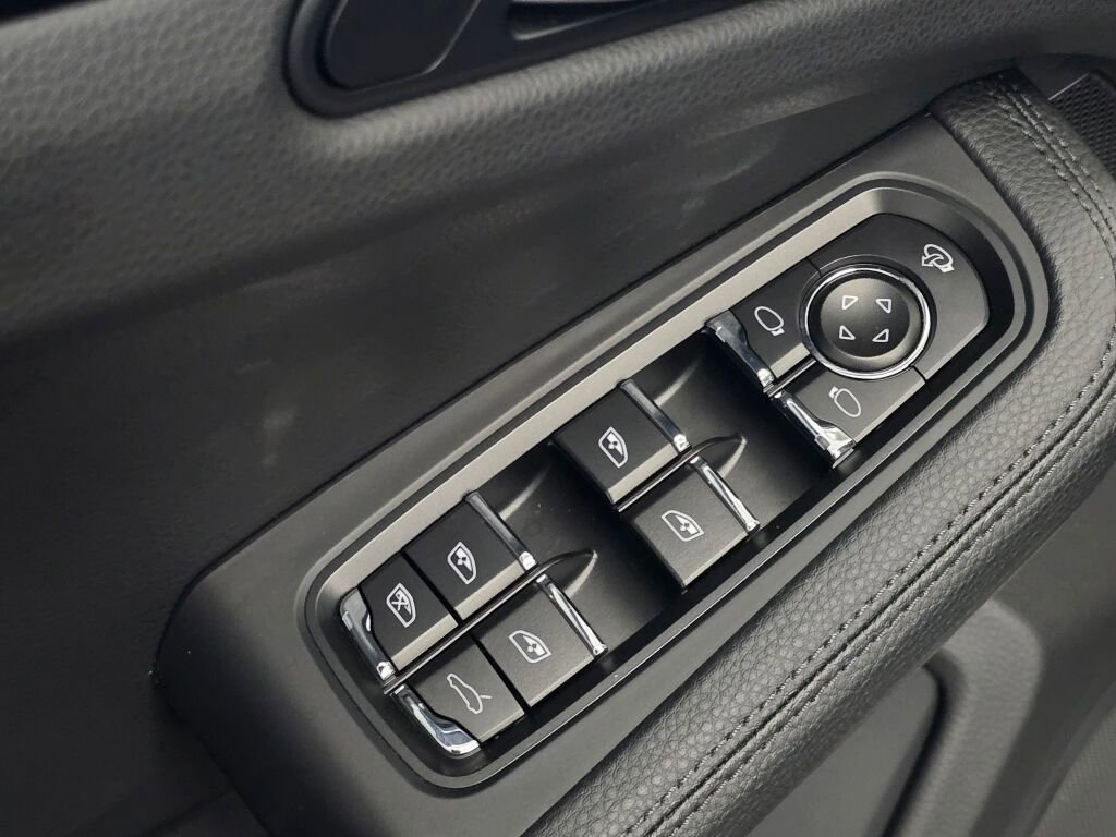 Certified 2025 Porsche Macan image 36