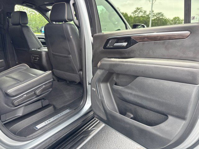 Used 2025 Chevrolet Suburban Premier RWD image 17