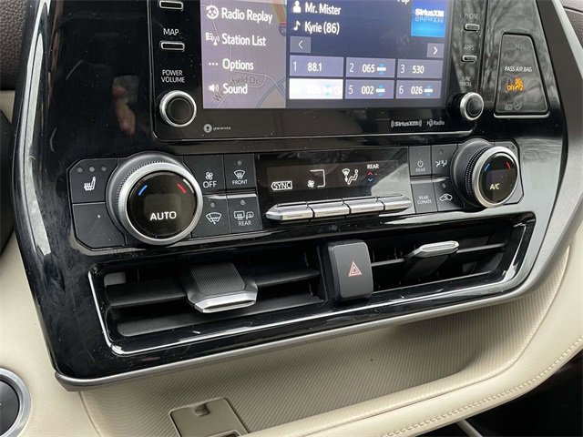 Used 2020 Toyota Highlander XLE image 32