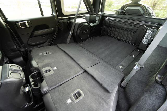 Used 2019 Jeep Wrangler Unlimited Sahara w/ Quick Order Package 24M Moab image 32