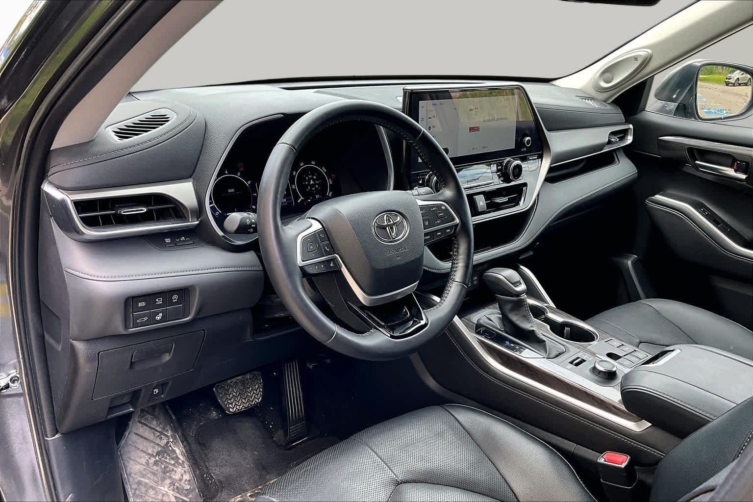 Used 2025 Toyota Highlander Limited AWD/4WD image 18