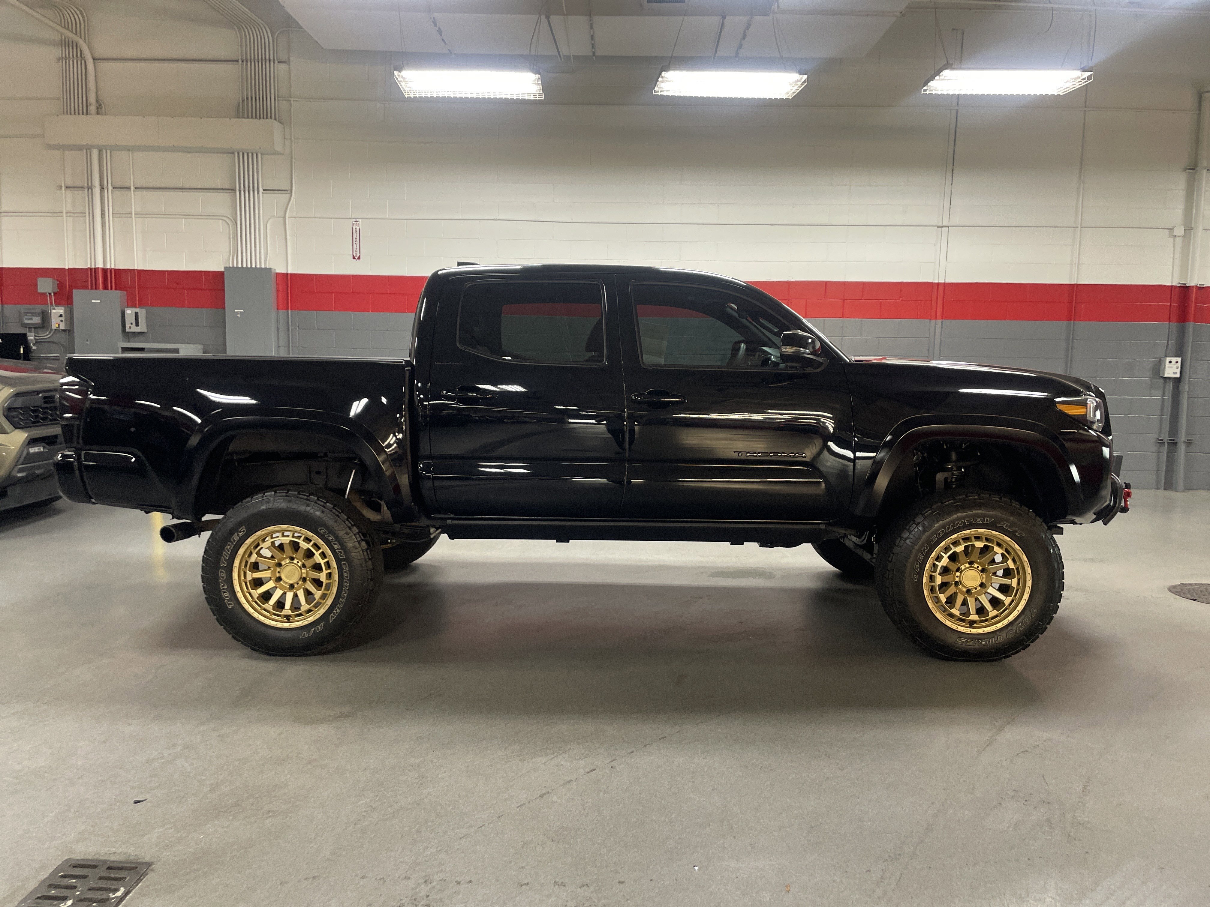 Used 2022 Toyota Tacoma Limited w/ Nightshade Package AWD/4WD image 7