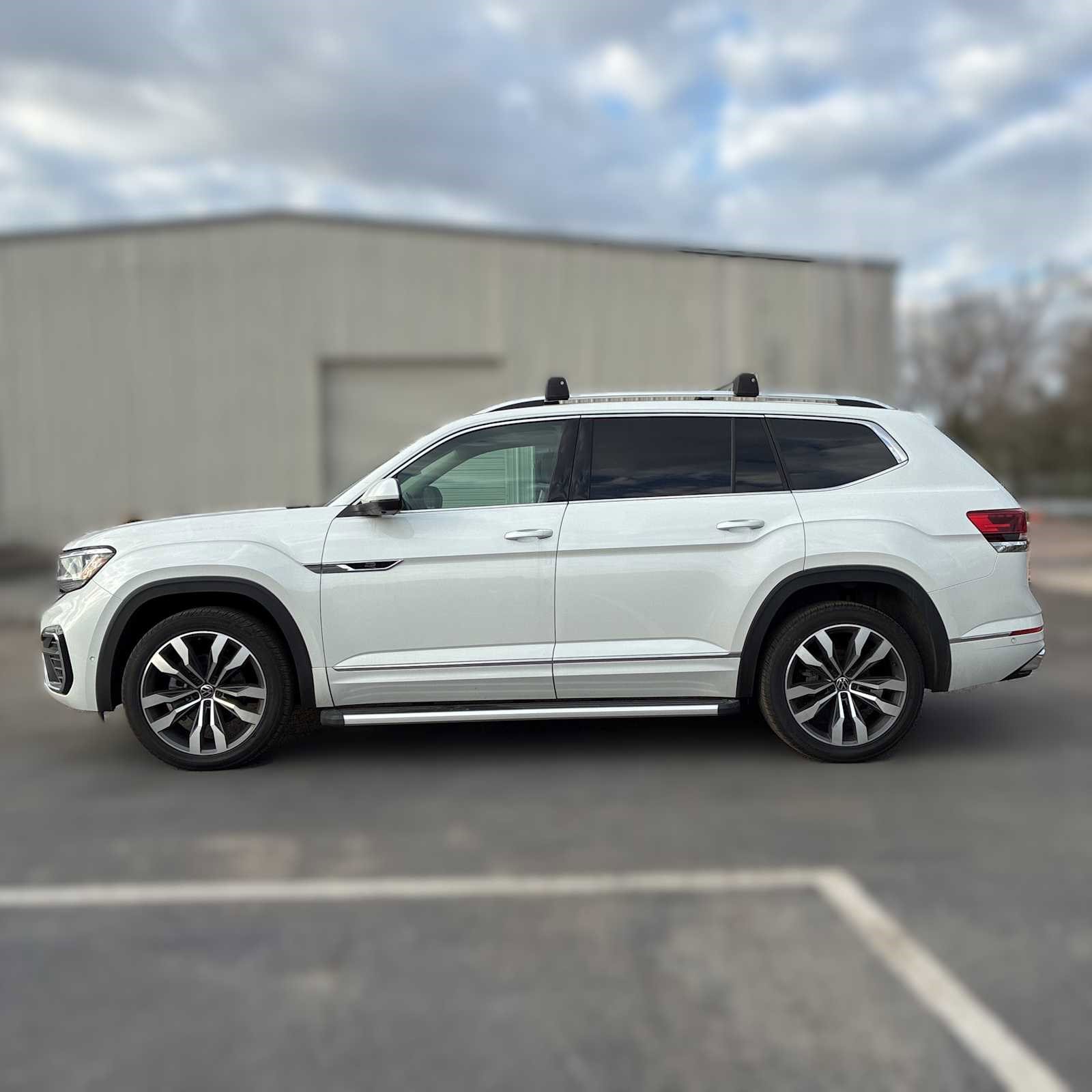 Used 2023 Volkswagen Atlas SEL Premium image 2