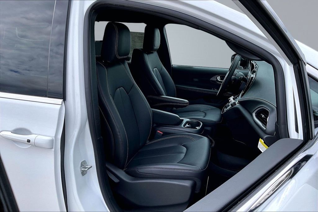 New 2026 Chrysler Pacifica Select FWD image 16