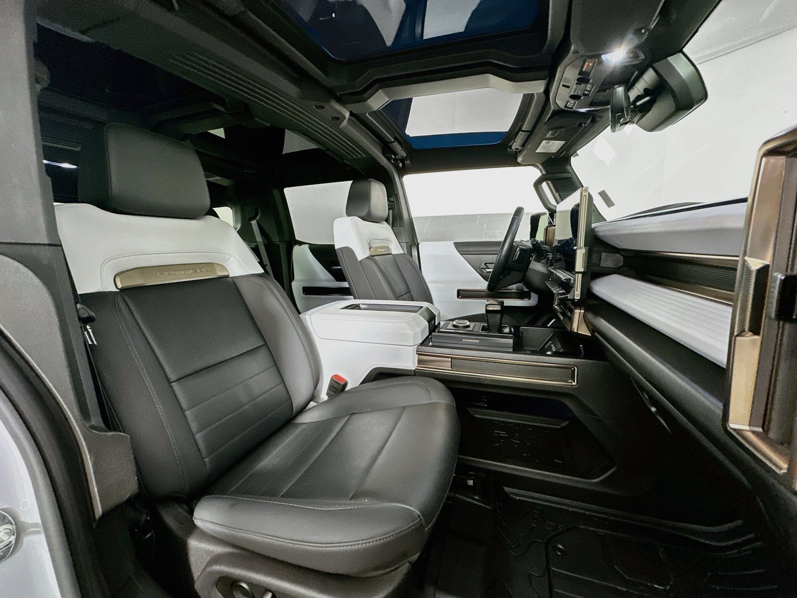 Used 2024 GMC Hummer EV 2X w/ LPO, Illumination Package AWD/4WD image 31