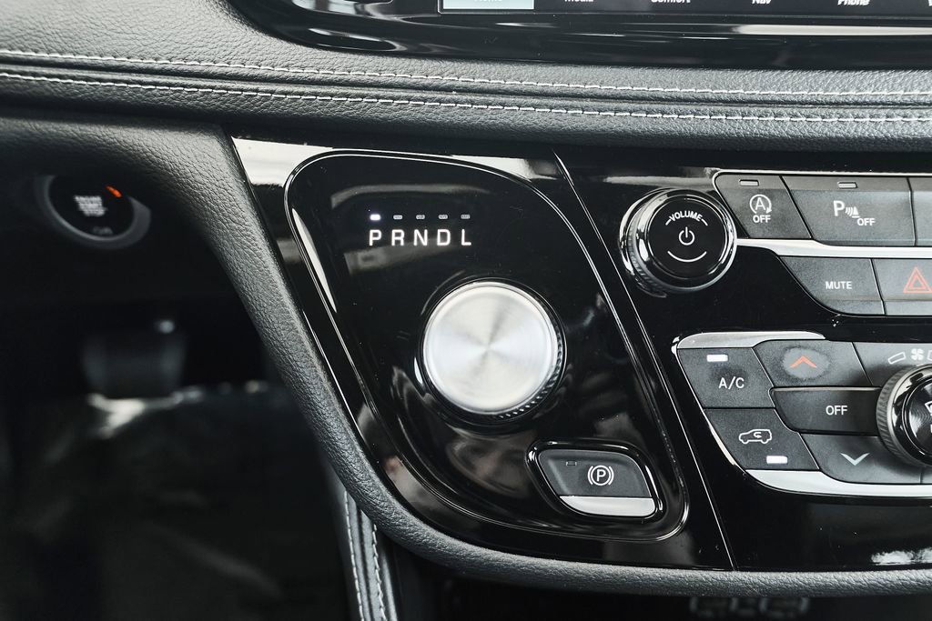 Used 2025 Chrysler Pacifica Limited image 34