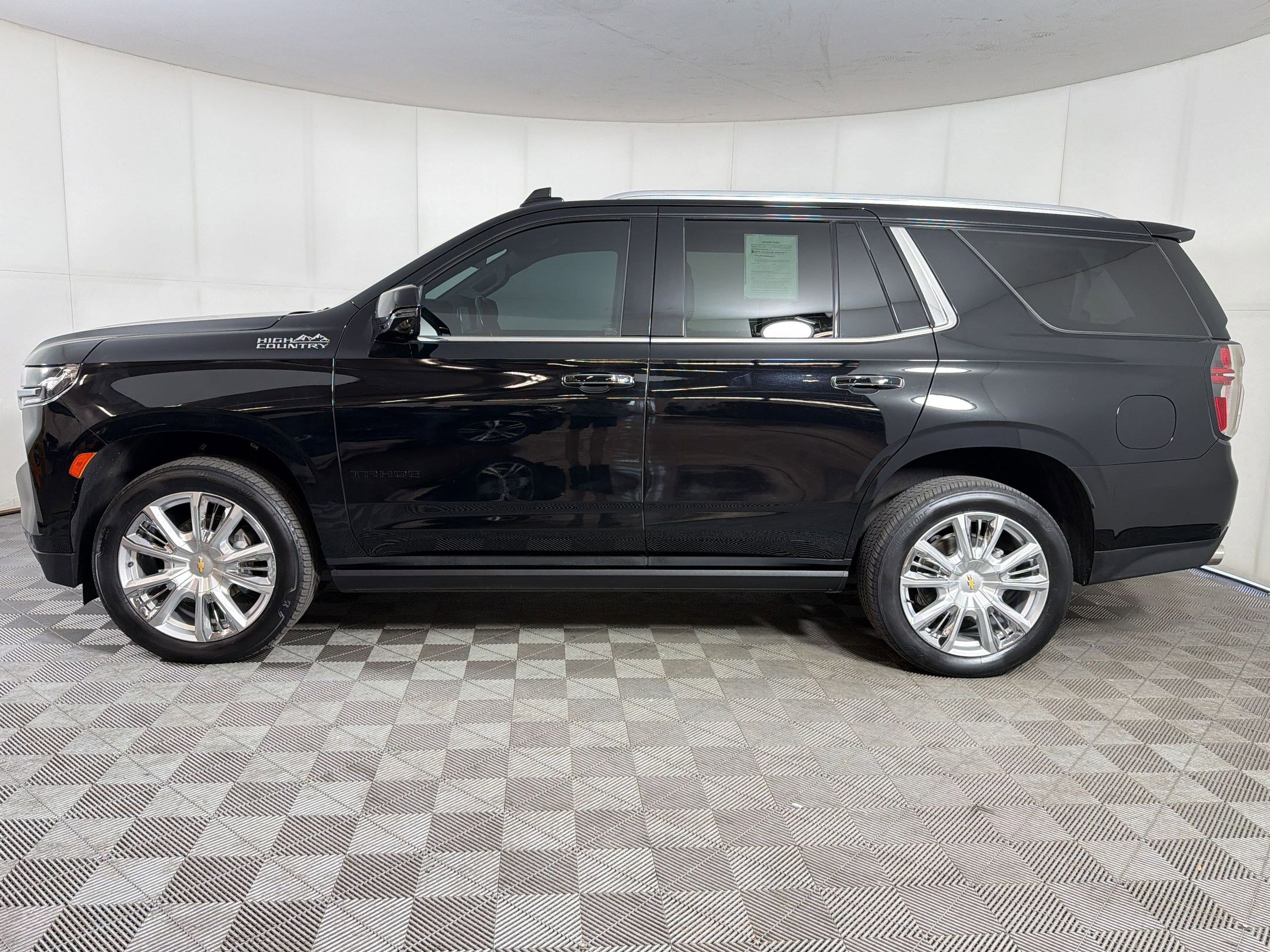 Used 2021 Chevrolet Tahoe High Country w/ Premium Package AWD/4WD image 2