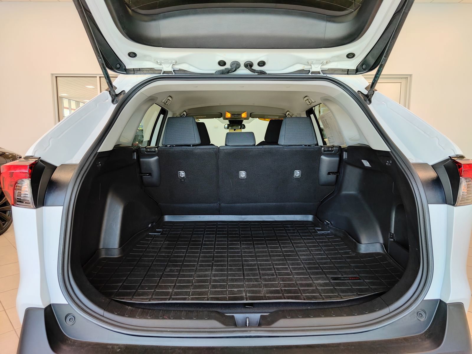 Used 2021 Toyota RAV4 LE AWD/4WD image 13