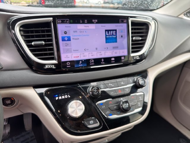 Used 2024 Chrysler Pacifica Touring-L FWD image 20